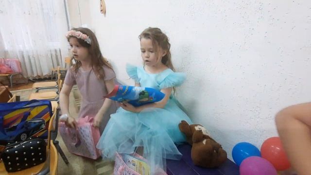 Распаковка выпускного подарка в детском саду от Алёны и Миши смотреть онлайн