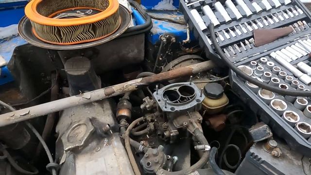 Завели мотор. Поставили мост на место. Сняли обивку сидений. смотреть онлайн