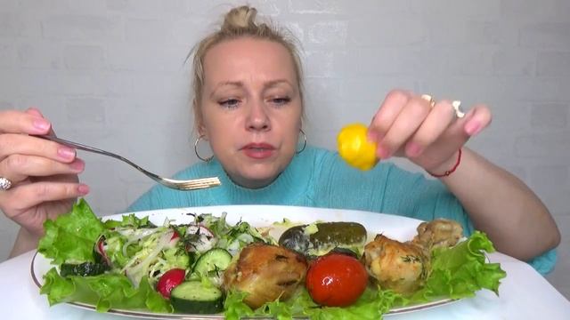 МУКБАНГ КУРИНЫЕ НОЖКИ С ПЮРЕ, САЛАТ ОВОЩНОЙ/Mukbang еда на камеру/Русский мукбанг/Домашняя еда/