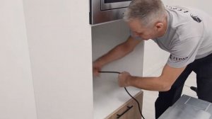 Установка встраиваемой микроволновой печи и духового шкафа