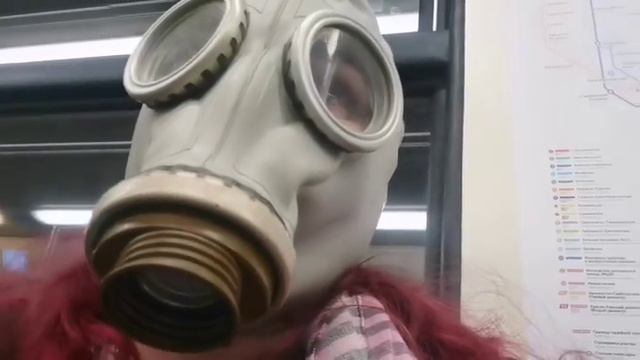 женщина едет в метро в противогазе смотреть онлайн