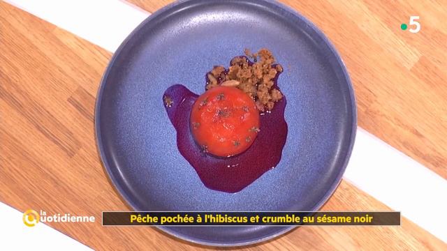 La dégustation de la pêche pochée à l'hibiscus et crumble au sésame noir - La Quotidienne смотреть онлайн