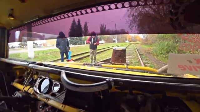 ✅На корче по рельсам в город вместо трамвая! ? Как ты думаешь слетит с рельс этот ХотРод? смотреть онлайн