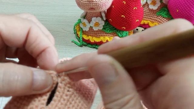 Улитка-ягодка крючком//МК, часть 1 - тело-голова// Автор схемы И. Кистаева. смотреть онлайн