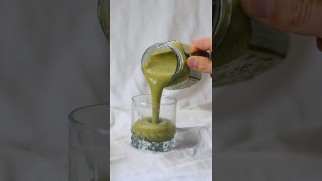 Make Green Juice Using Kale, Cucumbers, Celery, Lemon, Ginger, And Apples! #healthy #stayfit #yummy