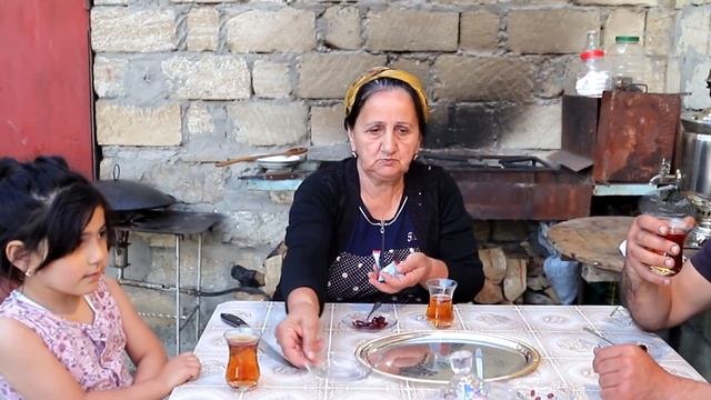 Sacda Qızartma Badımcan İkrası və Köstəbək Tortu | Gənc Ailənin Kənd Həyatı смотреть онлайн