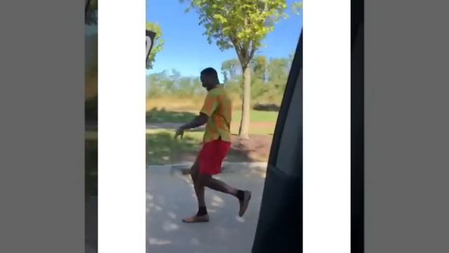 Пятничное настроение. Парень танцует возле машины. Супер энергия. смотреть онлайн