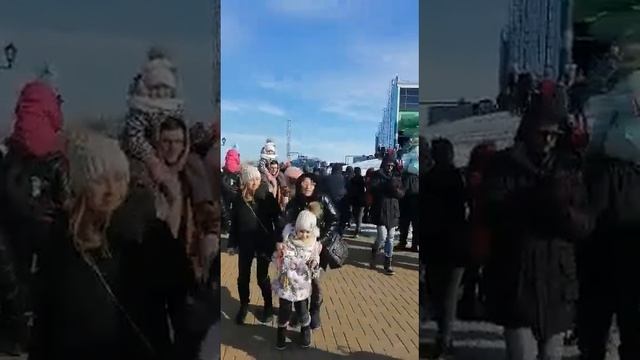 Мы хотим мира, голубое небо, детский счастливый смех. Оставтьте ваши игры на шахматной доске смотреть онлайн