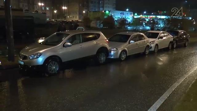 «Лада» въехала в три припаркованных на улице Чистопольской автомобиля смотреть онлайн