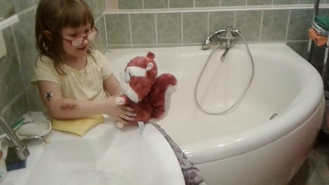 Ребенок отмывает разрисованную игрушку смотреть онлайн