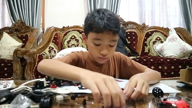 Merakit LEGO Technic 42137 Formula E Porsche 99X Electric смотреть онлайн
