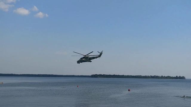 Боевой вертолёт Ми-24 низко пролетел над пляжем смотреть онлайн
