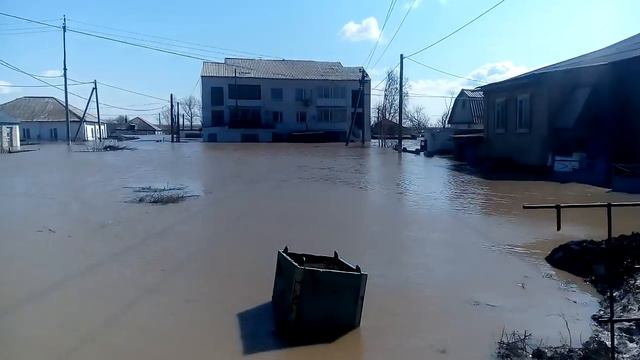 подтопленные дома в Атбасаре по ул. Ленина, Сквер победы. 17 апреля 2017 года смотреть онлайн