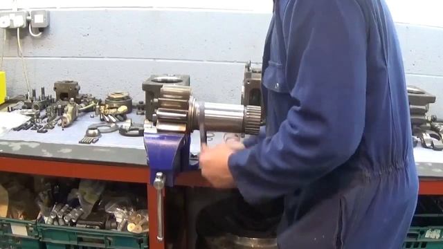JS130 Swing Reduction box strip clean and rebuild process смотреть онлайн