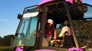 У Мамы сломался трактор, застряло колесо в грязи Лёва и Папа пришли на помощь