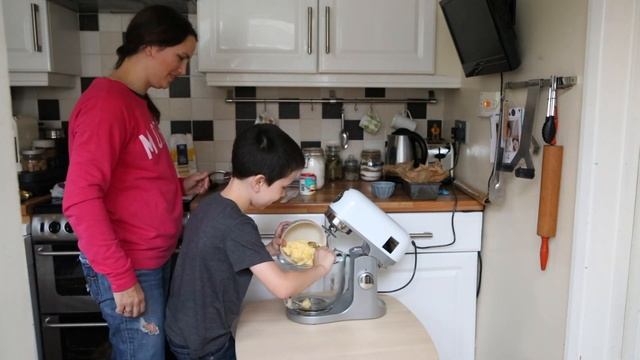 Kenwood kMix Stand Mixer Review & Easy Lemon Drizzle Cake Recipe смотреть онлайн