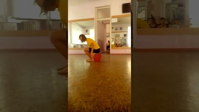 Девочка показывает танец. смотреть онлайн