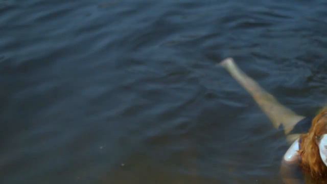 Девушка учиться плавать в воде #3