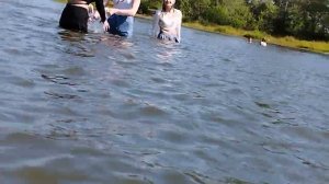 искупались в одежде