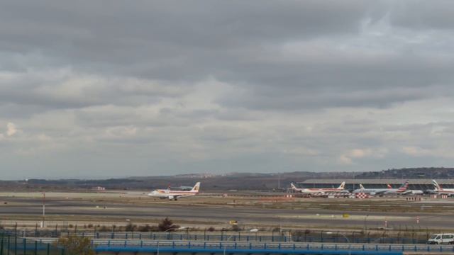 Short timelapse at Madrid Barajas Airport of ground movements смотреть онлайн