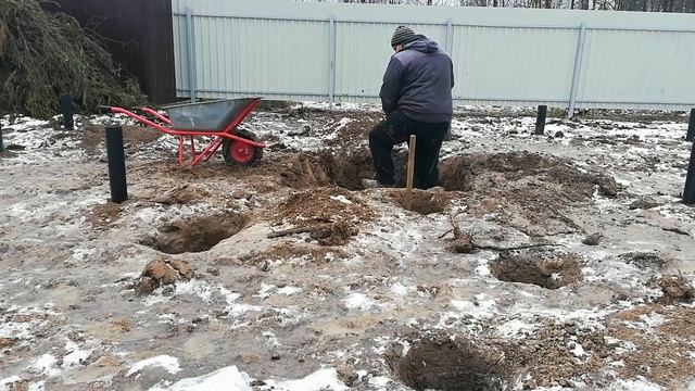 Наконец-то закрутили сваи, копаю подполье, смтроим каркасный дом сами, своими руками. ? смотреть онлайн