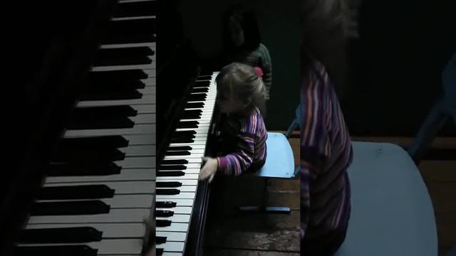 Сестрёнка поздравляет маму. С ДНЁМ Матери! смотреть онлайн