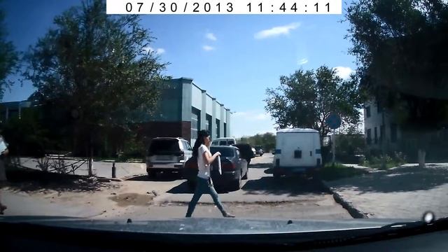 3.27 «Остановка запрещена». Запрещаются остановка и стоянка транспортных средств. смотреть онлайн