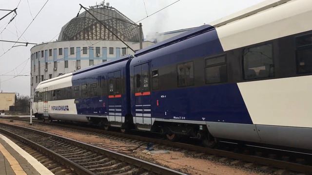 Дизель-поезд ДПКр3-001 прибывает на станцию + тифон смотреть онлайн