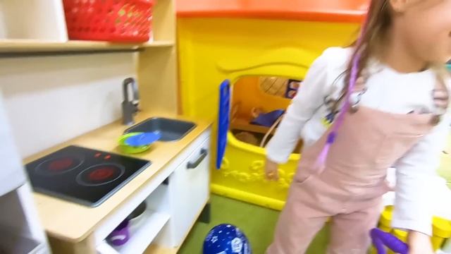 Милана и Бeби Бон Ангелина в клубе для детей. 0+ смотреть онлайн