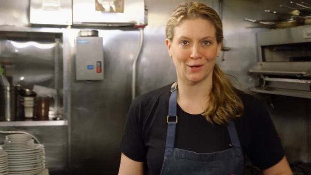 Perfectly Crispy Chicken Skin From Chef Amanda Freitag—Cook Like a Pro смотреть онлайн