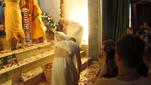 ЕС Бхактивайбхава Свами | Киртан | Осыпание Божеств цветами