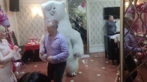Белый мишка веселится на дне рождение в Москве