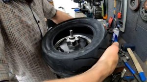 Kugoo M5 устанавливаем 12е покрышки TUOVT 12×4.50-6,5 шиномонтаж.