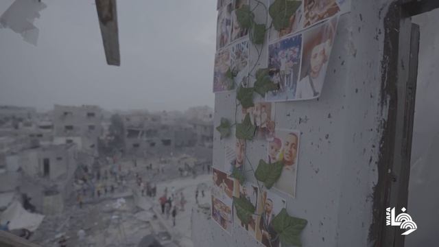 مواطنون يتفقدون منازلهم المدمّرة بالقصف الإسرائيلي في النصيرات وسط قطاع غزة смотреть онлайн