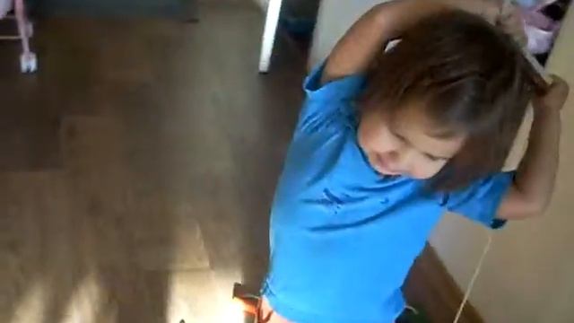 Уляша гуляет по дому с собачкой Соней.  Уляше 2,5 года.