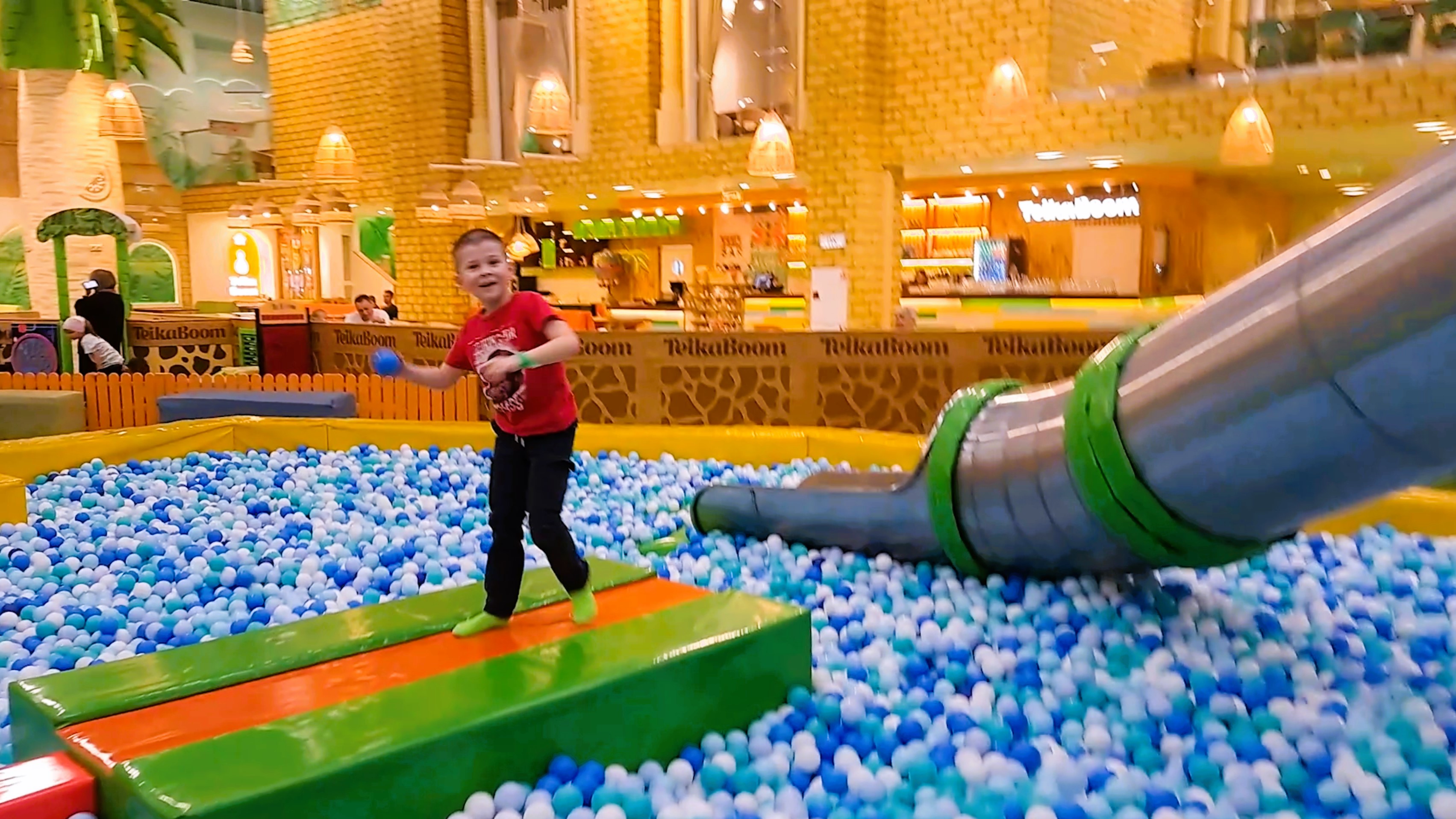 Батут на детской площадке прыгаем в яму с цветными кубиками смотреть онлайн