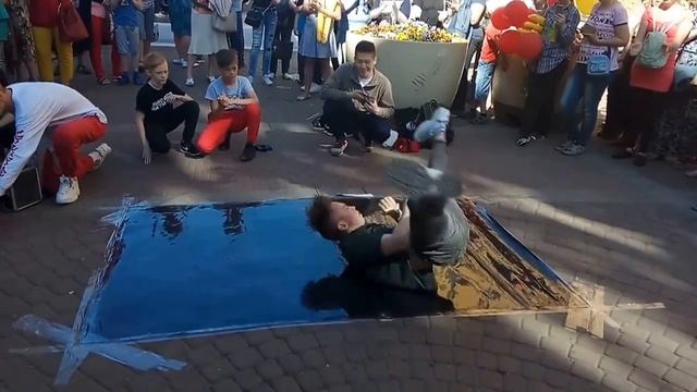Уличные танцоры брейк-данса на малой Садовой часть 2. смотреть онлайн