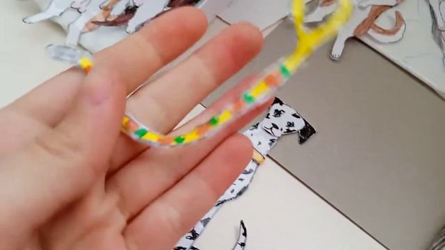 собирает далматинца в жёлтом цвете на прогулку 💛 смотреть онлайн