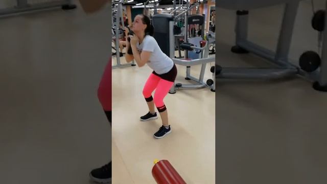 Гоблет присед (с гантелью в руках, перед собой)