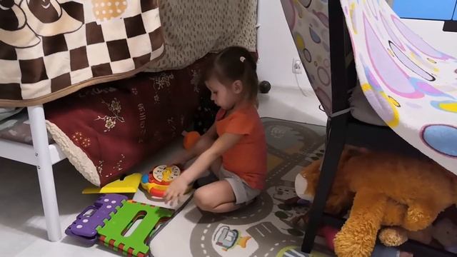 Максим и Милана строят шалаш из одеяла. Посмотри какой получился дом. смотреть онлайн
