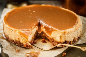 КАРАМЕЛЬНЫЙ ТОРТ! ЗА КОПЕЙКИ В ДВА РАЗА КРУЧЕ И ВКУСНЕЕ ЧЕМ ОБЫЧНЫЕ ПИРОГИ!ВСЕ ВОСТОРГЕ.