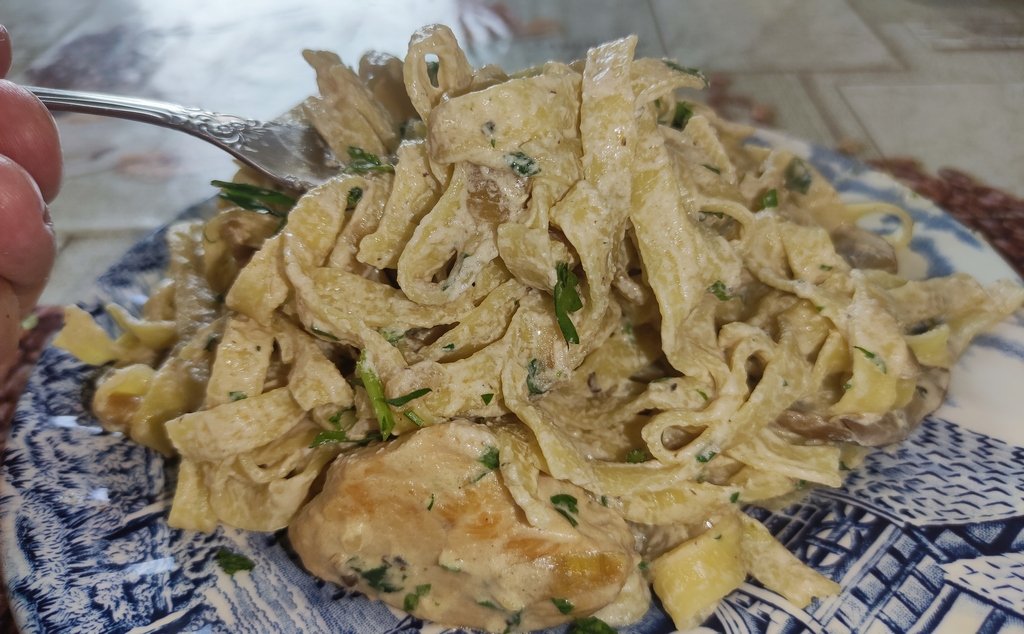 Знаменитый рецепт феттучини Альфреда с куриной грудкой. смотреть онлайн