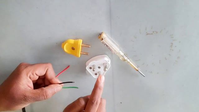 Connecting 3 wire device to a 2 wire plug hindi || 3 तार वाले केबल का कनेक्सन 2 pin में कैसे करें смотреть онлайн