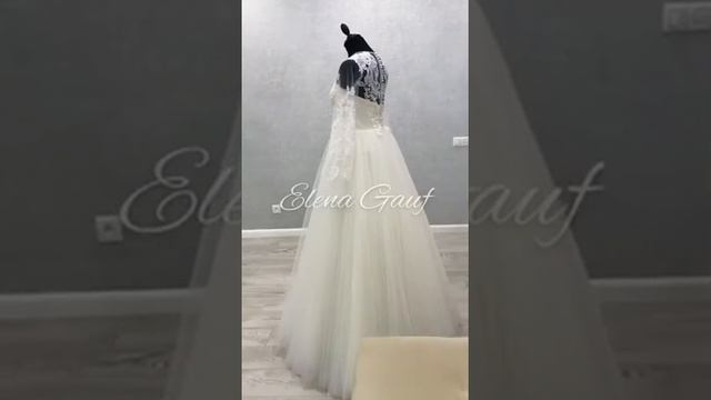 Винтажное свадебное платье с воздушными рукавами расшитое кружевом.