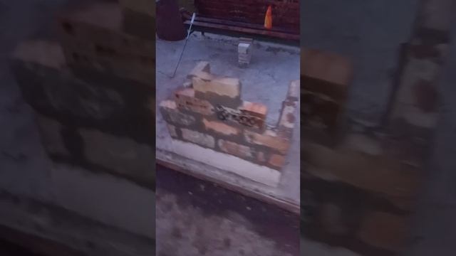 Сложил из кирпича уличный камин. смотреть онлайн