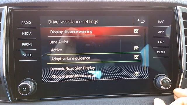 Skoda Karoq, MY2018 - Lane Assist activation - vključitev Lane Assist sistema смотреть онлайн