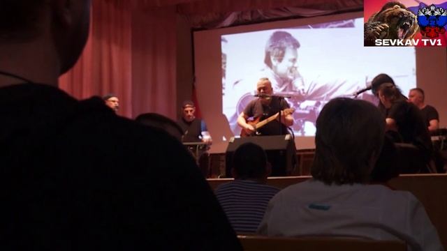 Вадим Самойлов из АГАТА КРИСТИ исполнив хиты группы в самарском госпитале для раненых СВО . смотреть онлайн