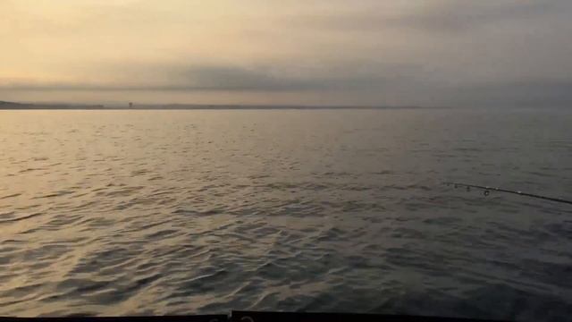 Морская рыбалка с лодки на черном море, ловим с подводных скал, морского карася, окуня и другую рыб смотреть онлайн