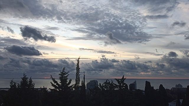 Утро 23.10.22 Восход солнца. Ялта. Вид с балкона 4 этаж, 4 корпус санатория "Киров" смотреть онлайн