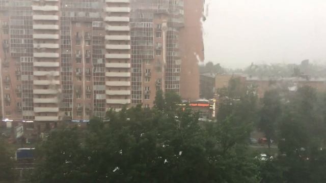 Ветер срывает крыши. ураган и ливень в Москве... 28.06 смотреть онлайн